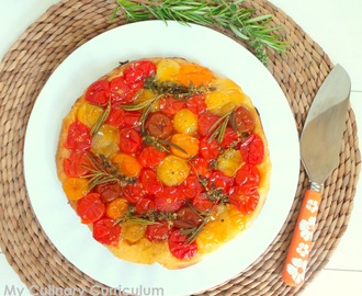 Tarte tatin aux tomates cerises multicolores, miel, thym et romarin (Multicolored cherry tomatoes tart with honey, mustard, thyme and rosemary)