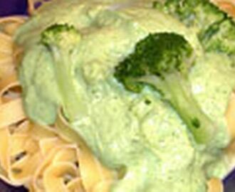 BroccolisÃ¥s med Ã¤delost till pasta