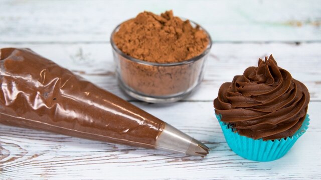 Homemade Chocolate Buttercream Recipe / How to Make Chocolate Icing for Piping and Frosting Cakes