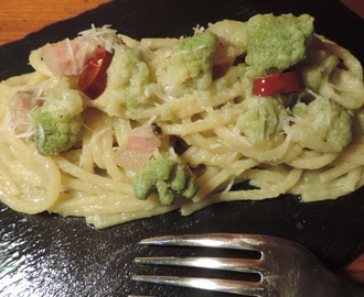 Spaghetti con crema di broccolo romanesco e guanciale