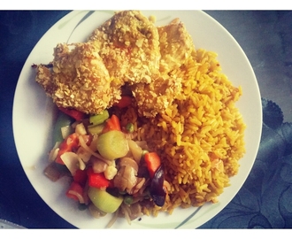 Obiad azjatycki-Kurczak pieczony w migdałach, ryż smażony z jajkiem i warzywa chińskie w sosie