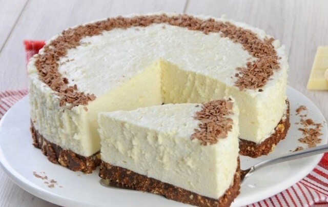 Fantastická nepečená torta z bielej čokolády