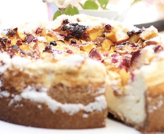 Gesunder Cheesecake mit Vollkornmürbeteig und Johannisbeeren und Pfirsichen