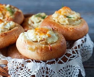 Russian Monday: "Shaneshky" - Baked Potato Buns with Sour Cream & Cheese