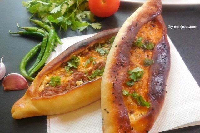 Turkish Pide with minced meat | Turkish Pizza | Kiymali Pide