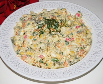 Sałatka z ryżem i paluszkami krabowymi