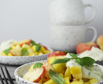 Sommer-Salat: Mango-Pfirsich-Mozzarella-Salat mit Pfeffer und Basilikum-Dressing ❤