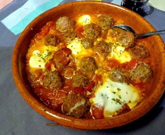 Marokkaanse gehaktballetjes met ei en tomaat