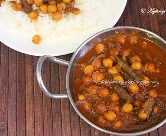 Chettinad Konda Kadalai Karuvadu Kuzhambu / Dried Fish Chickpea Curry.