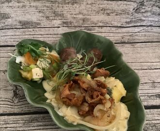 ericasmeny.blogg.se - Älgfärskorv (elk sausages) och potatismos med vitkål (colcannon) med kantarelltopping.