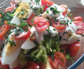 Brokuły, pomidory, jajka, szczypiorek i sos czosnkowy - sałatka warstwowa