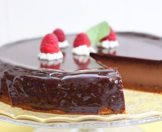 Cheesecake de chocolate negro con glaseado espejo