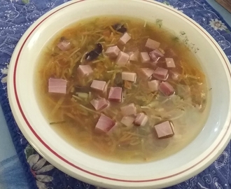 Soupe chinoise aux champignons noirs et vermicelles au jambon fumé