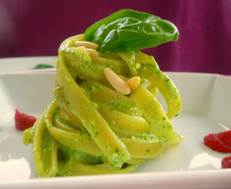 Pesto leggero di spinacini e basilico con yogurt e pinoli | Pronto in 5 minuti