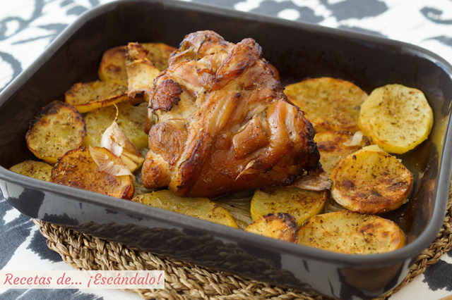 Codillo de cerdo asado al horno con patatas, ¡súper jugoso!