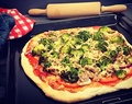 Pizza met broccoli en tonijn 