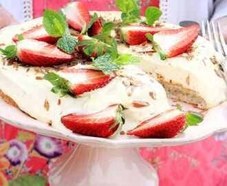 Ljuvlig glasstårta med daim och jordgubbar!