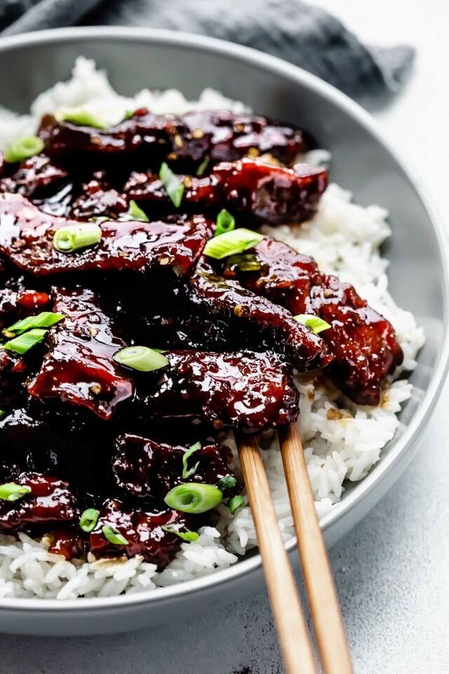 This recipe for easy Mongolian Beef makes it simple to make your favorite takeout dish at home. It&#x27;s a … | Mongolian beef, Beef recipes easy, Mongolian beef recipes