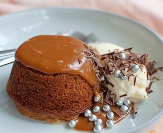 Recept: Sticky toffee pudding met vanille-ijs - Savory Sweets