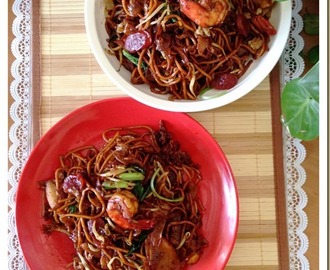 Singapore Stir Fry Flat Rice Noodles or Char Kway Tiao (炒粿条面）