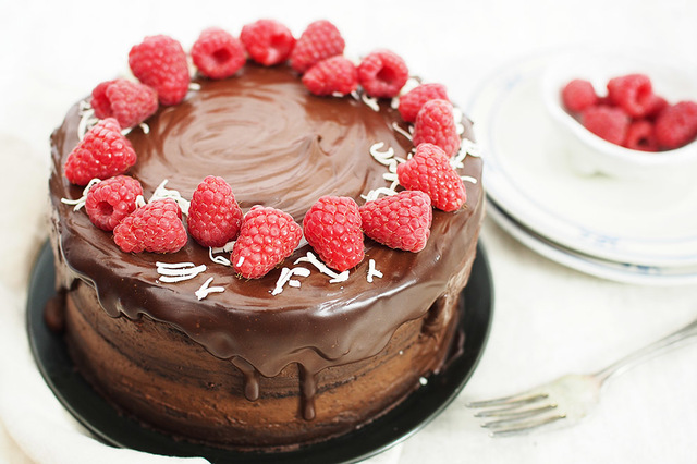 Jednoduchá čokoládová torta s malinami