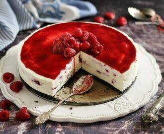 Malinová torta s mascarpone a bielou čokoládou: Dostala som ju k narodeninám od kamošky. Najlepšia ovocná svieža torta, akú som kedy ochutnala! Hneď som si vypýtala recept!
