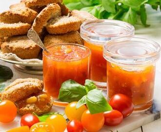 Tomatmarmelad med mandel eller pinjekärnor