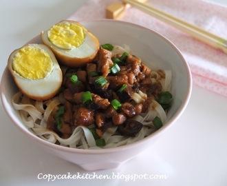 Braised Egg & Minced Meat Noodles (滷蛋与肉燥面）
