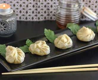 Steamed dumplings with chili dipping sauce