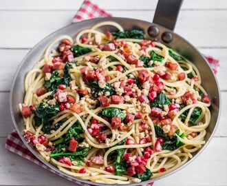 Spaghettoni agli spinaci, crumble di noci, Speck Alto Adige e melograno