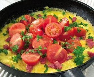 Omelett med tomater och salami