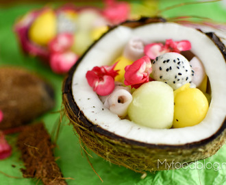 Tropische fruitsalade (in een kokosnoot)