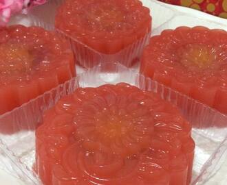 ~~ Red Guava  & Crystal Egg Yolk Jelly MoonCake ~~              ~ 红石榴水晶蛋黄燕菜月饼~