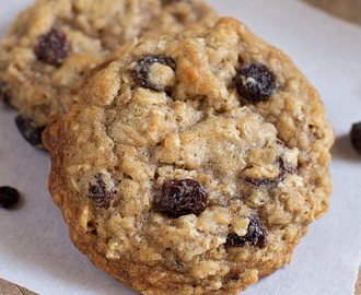 Soft n’ Chewy Oatmeal Raisin Cookies