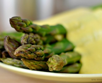 Steamed Asparagus With Creamy Cheeze Sauce