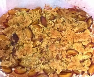 Torta di prugne con crumble ai pistacchi - Plum pie with pistachio crumble