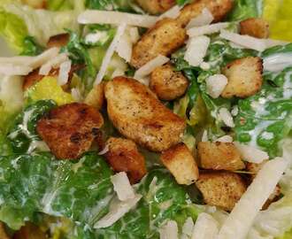 Caesar Salat mit Hähnchen und Crôutons – light