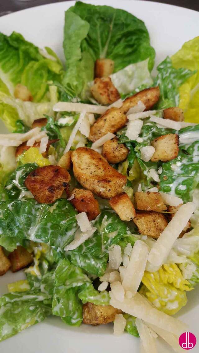 Caesar Salat mit Hähnchen und Crôutons – light