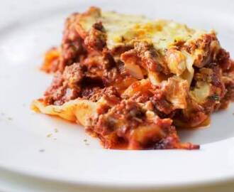 Slow cooker lasagne and easy quick homemade garlic bread
