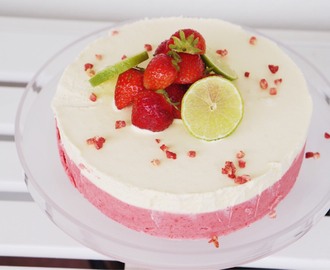 Glasstårta med jordgubbar, vit choklad och lime