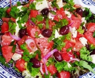 Zomerse salade met watermeloen&comma; feta en olijven