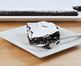 Flourless Chocolate Cake {Recipe}