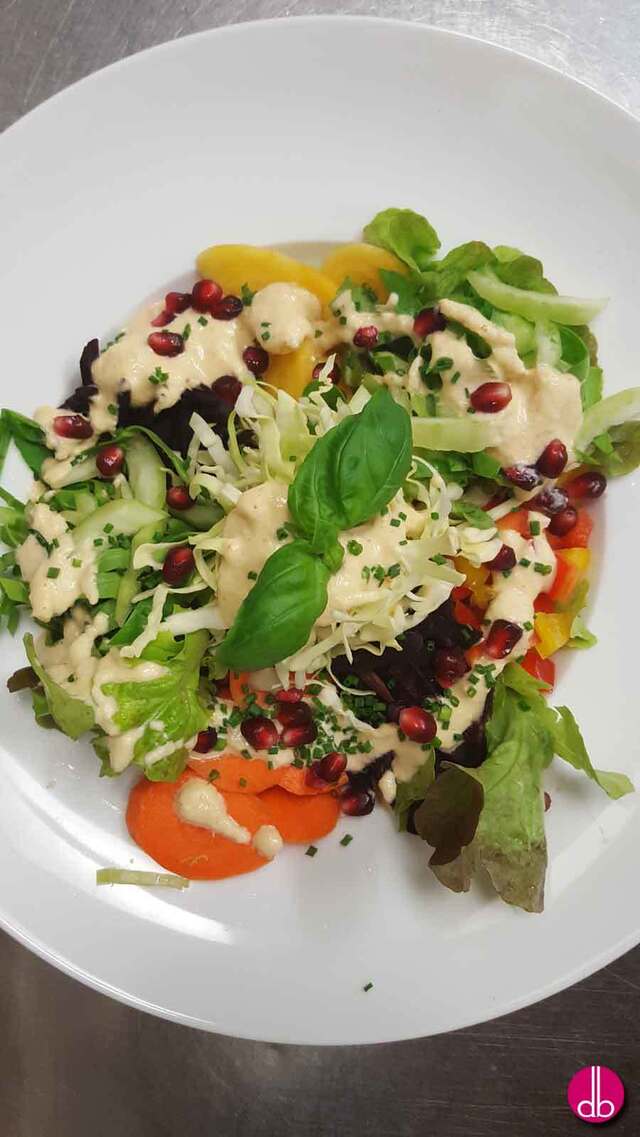 veganes Mandeldressing zu buntem Salat