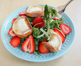 Spring salad with asparagus, strawberries and goats cheese toasts
