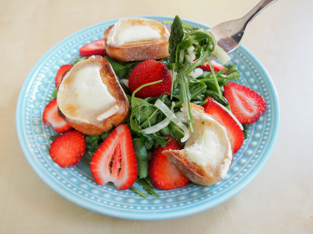 Spring salad with asparagus, strawberries and goats cheese toasts
