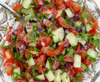 Kachumber (salade met tomaat, koriander en citroen)
