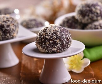10 Minute Chocolate Almond Balls