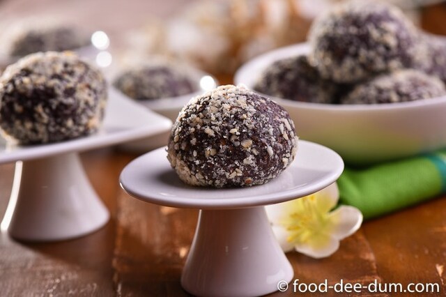 10 Minute Chocolate Almond Balls