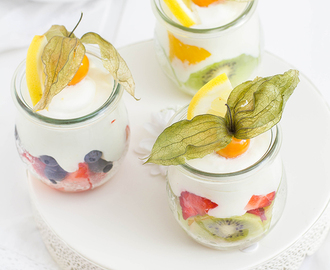 Fruchtiges Zitrone-Buttermilch Dessert im Glas