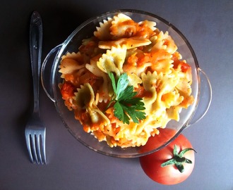 Pasta with fresh tomato sauce /  Nuddeln mit Tomatensosse / Makaron z sosem ze świeżych pomidorów
